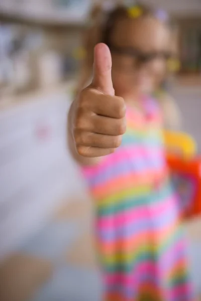 Little girl lifts thumbs up. — ストック写真