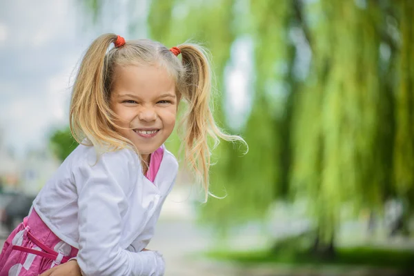 Sorridente bambina in abito rosa — Foto Stock
