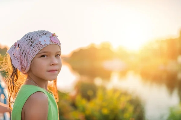 Gün batımında gülümseyen küçük kız — Stok fotoğraf