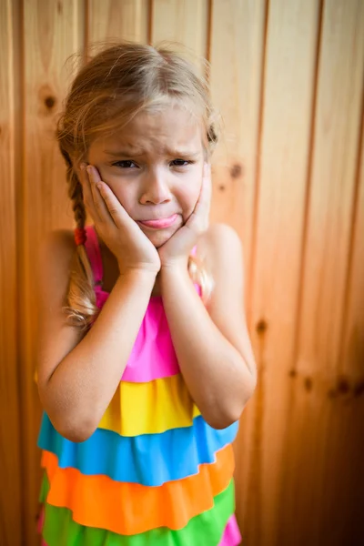 Schönes trauriges kleines Mädchen — Stockfoto