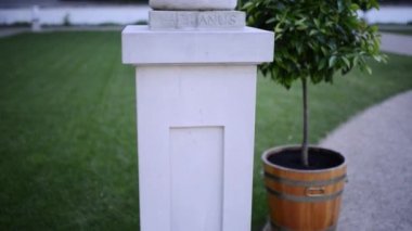 Lazienki Parkı'nda Hadrian Heykeli