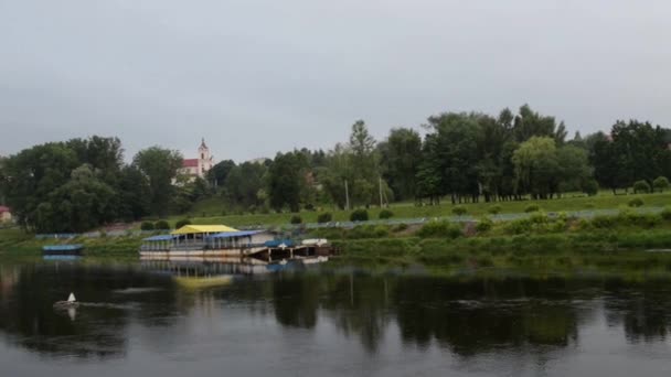 Река Неман в городе Гродно — стоковое видео