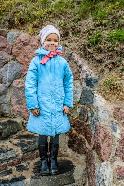 Vacker liten flicka står på sten trappan — Stockfoto