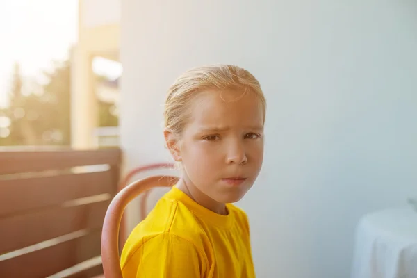 Θλιβερή κοριτσάκι στην κίτρινη μπλούζα — Φωτογραφία Αρχείου