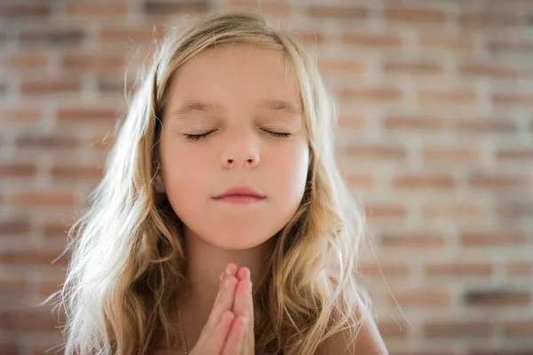 Kleines Mädchen schloss die Augen und betete — Stockfoto