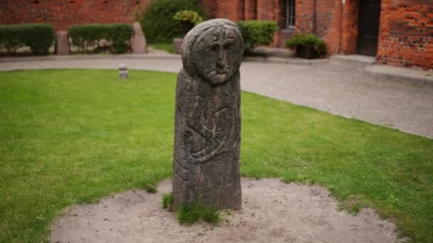 Baba de piedra en el castillo de Ordensburg en Olsztyn — Vídeos de Stock