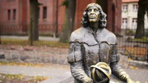 Staty av Nicolaus Copernicus i Olsztyn, Poland — Stockvideo