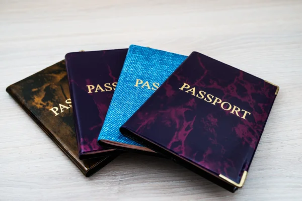 Vier gekleurde paspoorten — Stockfoto