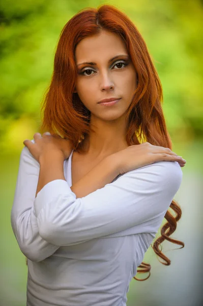 Portret rudej brunetki — Zdjęcie stockowe