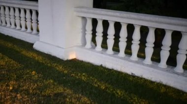 Minsk parkta vazoya taş