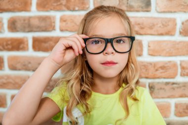 Akıllı küçük kız siyah çerçeveli gözlük