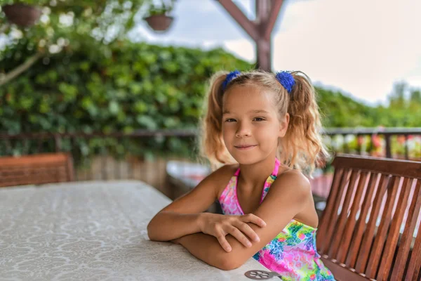 Leende liten flicka på terrassen — Stockfoto