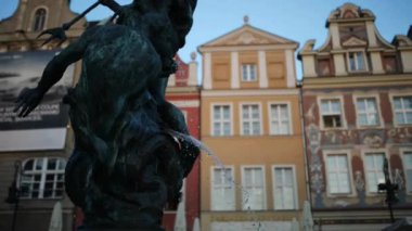 Poznan, Polonya eski pazarında Neptün Çeşmesi