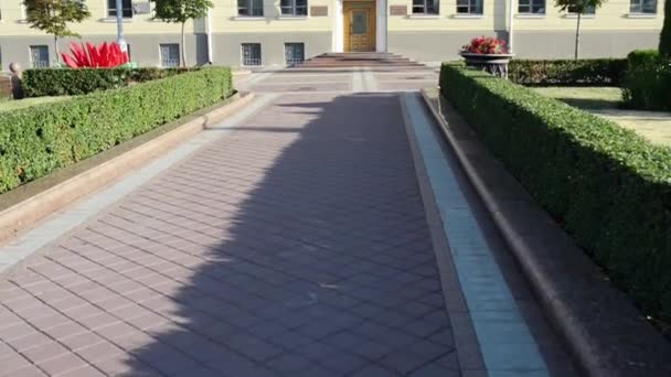Minsk, Beyaz Rusya Sovyet yapımı binada — Stok video
