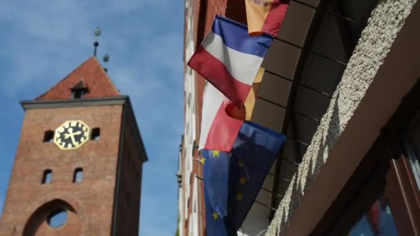 Drapeaux des pays à propos de Market Gate à Elblag — Video