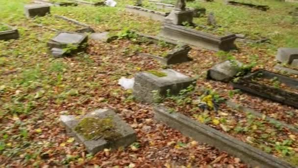 Gamla kyrkogården i Barczewo, Polen — Stockvideo