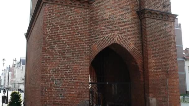 Рыночные ворота, Старый город в Элблаге, Польша — стоковое видео