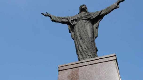 Estatua de Jesús cerca de la Iglesia en Zbuczyn, Polonia — Vídeo de stock