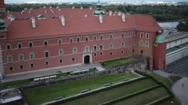 siyah zemin üzerine beyaz casino fişi