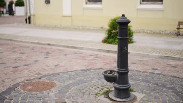 Coluna de água perto da igreja pós-evangélica em Sztum — Vídeo de Stock