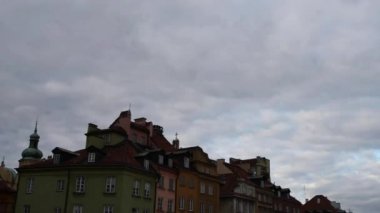 siyah zemin üzerine beyaz casino fişi