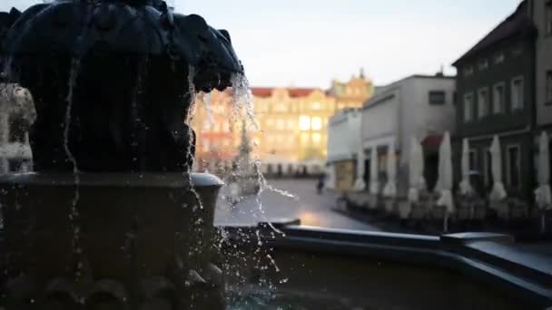 Fuente de Apolo en el antiguo mercado de Poznan, Polonia — Vídeo de stock