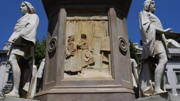 Monument av Leonardo da Vinci i Milano — Stockvideo