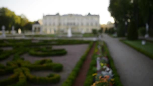 在比亚韦斯托克 Branicki 宫附近的花园 — 图库视频影像