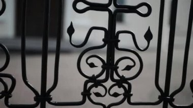 Metal kafes kapılarına dayandığında kilise Nowogrod, Polonya