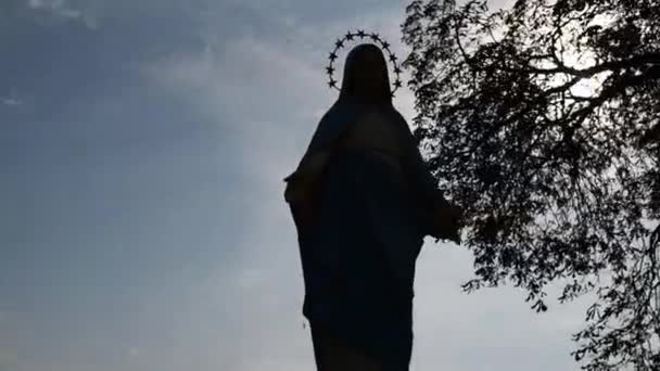 Статуя Девы Марии возле церкви в Збучине, Польша — стоковое видео