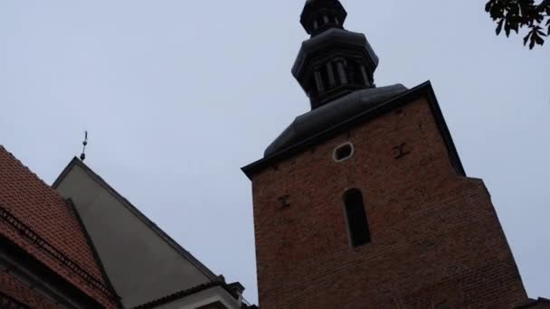 Igreja dos Santos. Indústria alimentar em Gniezno, Polonia — Vídeo de Stock