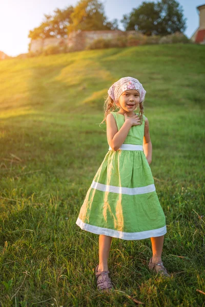 Kleines Mädchen im grünen Kleid — Stockfoto