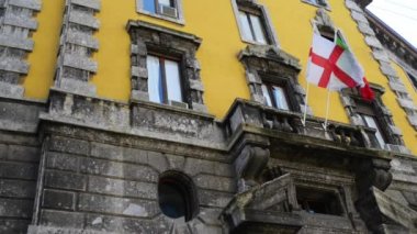 Milan, İtalya'nın eski şehirde İtalyan bayrağı