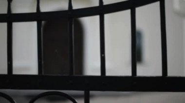 Metal kafes kapılarına dayandığında kilise Nowogrod, Polonya