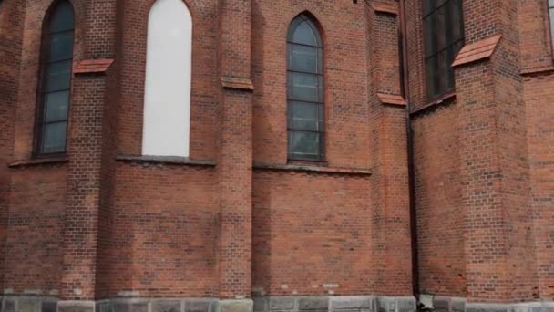 Collegiate basilikan Heliga trefaldighetskyrkan i Myszyniec — Stockvideo