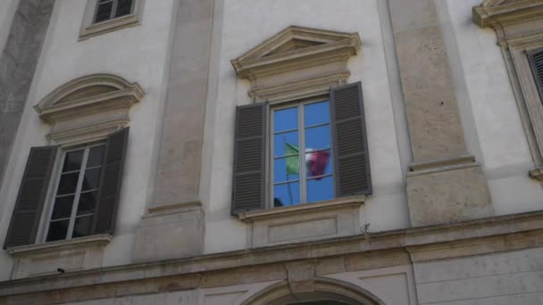 Italian flag on Royal Palace of Milan, Italy — Stock Video