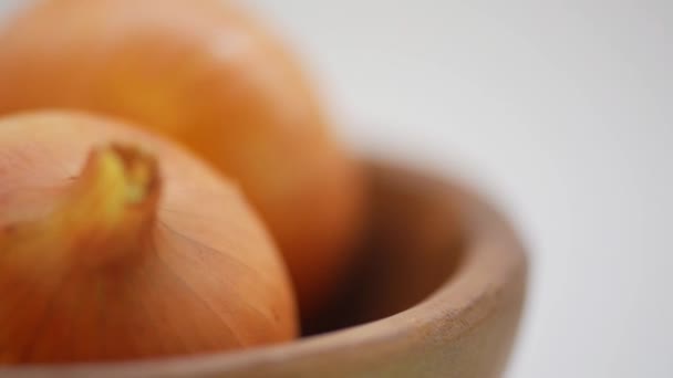 Cebolla marrón en plato de madera — Vídeo de stock