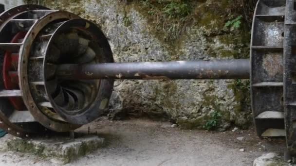 Eje de metal de la antigua central eléctrica en Krka Park — Vídeo de stock