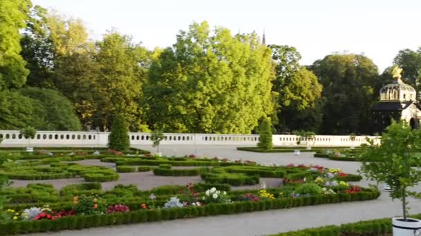 Fuente y jardín cerca del Palacio Branicki en Bialystok — Vídeos de Stock