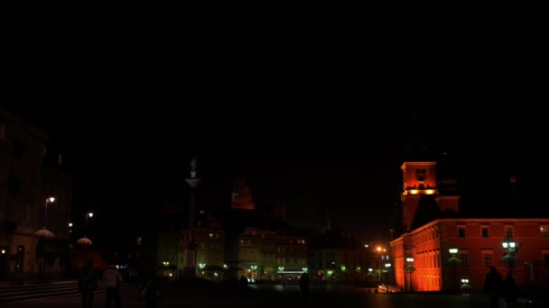 Time-lapse: Castle Square i Warszawa på natten — Stockvideo