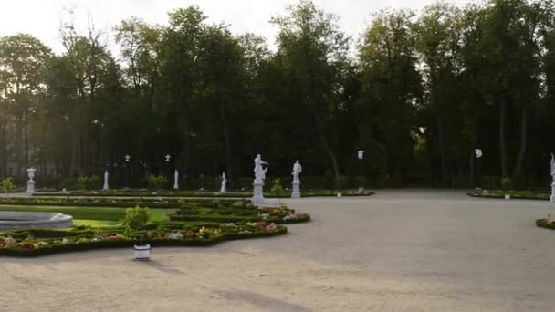 喷泉和花园附近的 Branicki 宫在比亚韦斯托克 — 图库视频影像