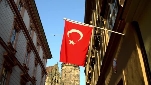 Türkische Flagge im Hintergrund der Elisabeth-Kathedrale — Stockvideo