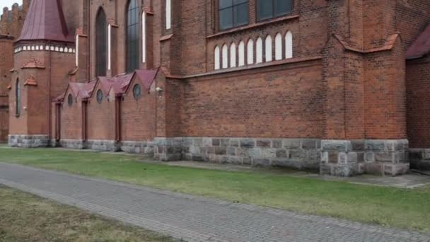 Collegiate basilikan Heliga trefaldighetskyrkan i Myszyniec — Stockvideo
