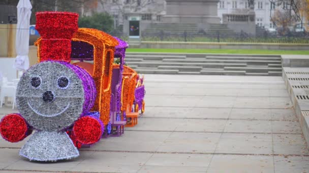 Tren de juguete de Navidad en Varsovia, Polonia — Vídeos de Stock