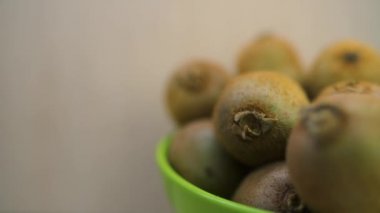 plaka birkaç olgun kivi