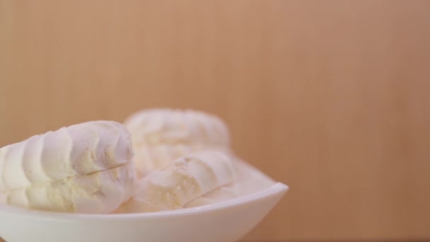 Sweet marshmallows on plate — Stock Video