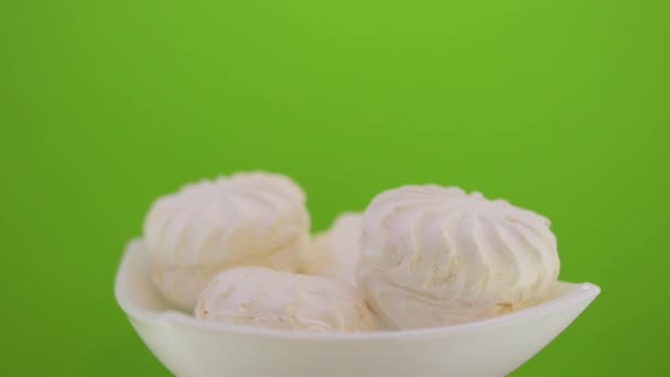Süße Marshmallows auf dem Teller — Stockvideo