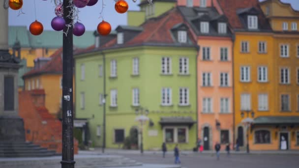 Weihnachtskugeln auf dem Warschauer Burgplatz — Stockvideo