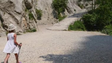 Küçük kız Nordic Walking devreye girer