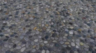 Bir kaldırım - yaya yolu, yaya yolu ya da kaldırım olarak bilinir.